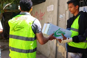 متطوعوا المجلس العربى للمسئولية المجتمعية يوزعون "كراتين الخير"
