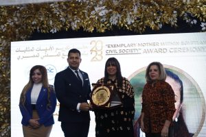 تكريم د.راندا رزق فى الاحتفال بالشخصيات المتميزة فى المجتمع المدنى