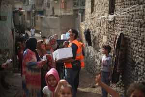 متطوعوا المجلس العربى للمسئولية المجتمعية يوزعون "كراتين الخير"