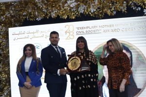 تكريم د.راندا رزق فى الاحتفال بالشخصيات المتميزة فى المجتمع المدنى