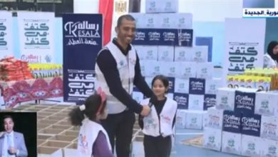الرئيس يخاطب طفلة متطوعة بـ كتف في كتف : بتعملي أحلى خير