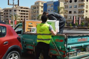 متطوعوا المجلس العربى للمسئولية المجتمعية يوزعون "كراتين الخير"