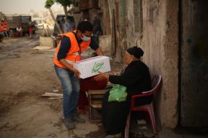 متطوعوا المجلس العربى للمسئولية المجتمعية يوزعون "كراتين الخير"