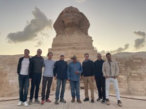زاهي حواس يشرح أسرار أبو الهول للفنان العالمي روب لو فى منطقة الأهرامات 20 زاهي حواس يشرح أسرار أبو الهول للفنان العالمي روب لو فى منطقة الأهرامات