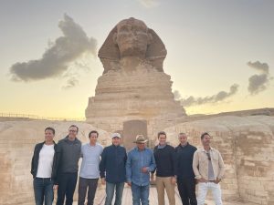 زاهي حواس يشرح أسرار أبو الهول للفنان العالمي روب لو فى منطقة الأهرامات 27 زاهي حواس يشرح أسرار أبو الهول للفنان العالمي روب لو فى منطقة الأهرامات
