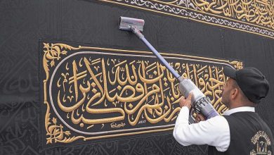 صيانة كسوة الكعبة المشرفة استعداداً لشهر رمضان