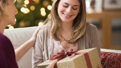 إتيكيت تقديم هدية عيد الأم لحماتك.. فرحها بشياكة