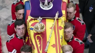 تقديرا للدور المهم .. حاملو نعش الملكة إليزابيث يحصلون على الوسام الملكي الفيكتوري