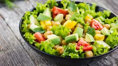 أفكار لذيذة لمائدة رمضان 2023.. سلطة الحمص المقلي بالطماطم والأفوكادو