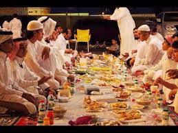 السعودية... استقبال المعتمرين طقوس مختلفة وموائد رمضانية