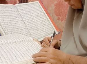 لم تكمل تعليمها .. سيدة مصرية تكتب القرآن كاملاً خلال عام