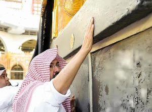 "شؤون المسجد الحرام" تطيب الحجر الأسود والكعبة المشرفة