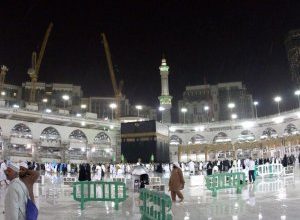 الأمطار والبرق يزينان بيت الله الحرام في ليلة 29 رمضان