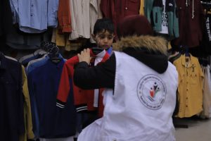 جمعية فلسطين الغد توزع «كسوة العيد» على الأطفال المحتــاجين بقطاع غزة