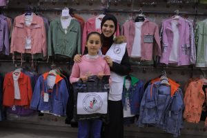 جمعية فلسطين الغد توزع «كسوة العيد» على الأطفال المحتــاجين بقطاع غزة