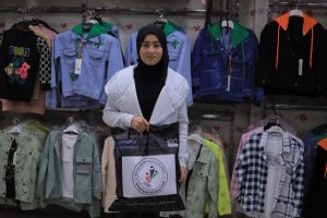 جمعية فلسطين الغد توزع «كسوة العيد» على الأطفال المحتــاجين بقطاع غزة
