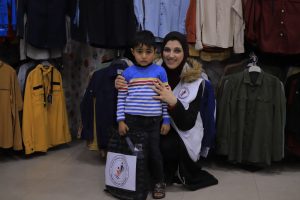 جمعية فلسطين الغد توزع «كسوة العيد» على الأطفال المحتــاجين بقطاع غزة