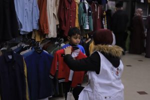 جمعية فلسطين الغد توزع «كسوة العيد» على الأطفال المحتــاجين بقطاع غزة