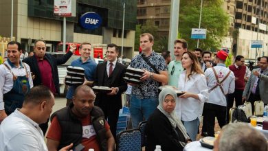 في تقليد جديد .. السفارة الروسية تودّع «رمضان» بمائدة شعبية في قلب القاهرة بمشاركة 300 شخص