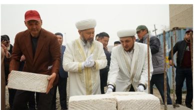 مفتي كازاخستان يضع حجر الأساس لمسجد جديد بمدينة أتيراو بكازاخستان