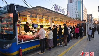 بكين تحوّل الحافلات المتقاعدة إلى متاجر لبيع الفواكه والخضار