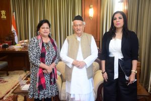 حاكم ولاية مومباي يهدي كتاباً للدكتورة راندا رزق تقديراً لجهودها في المسؤولية المجتمعية