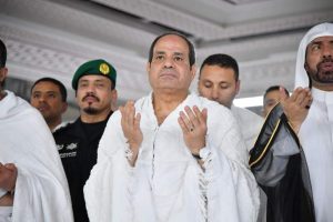 على هامش قمة جدة.. الرئيس السيسي يؤدي مناسك العمرة .. بالصور