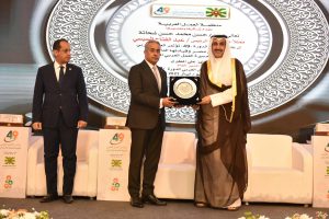 "مدير العمل العربية" يهدي درع المنظمة لوزير القوى العاملة المصري