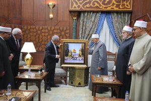 الإمام الأكبر يستقبل رئيس الوزراء الفلسطيني ويؤكد رفض الأزهر لمطامع الصهاينة .. صورة