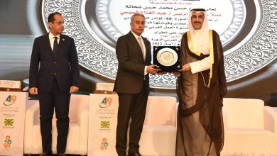 "مدير العمل العربية" يهدي درع المنظمة لوزير القوى العاملة المصري