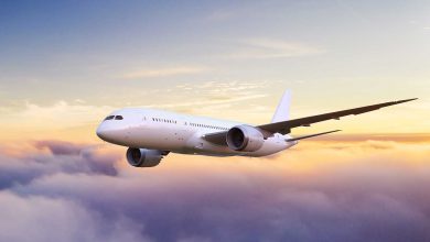 راكب يفتح باب طائرة أثناء تحليقها