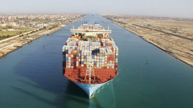 مصر تسحب ناقلة نفط تعطلت في قناة السويس وانتظام حركة الملاحة