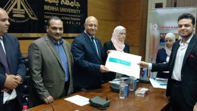 رئيس جامعة بنها يسلم شهادات مبادرة تأهيل الشباب لسوق العمل