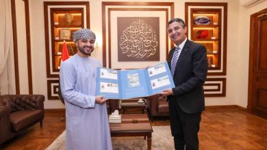 رئيس البريد يبحث فتح آفاق جديدة للتعاون مع سلطنة عمان