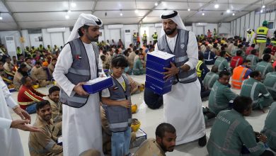 الإمارات: جمارك دبي توزع 10 آلاف صندوق عصائر ومياه باردة على العمال 