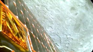 بعد 40 يوما مركبة الفضاء الهندية تحل على سطح القمر