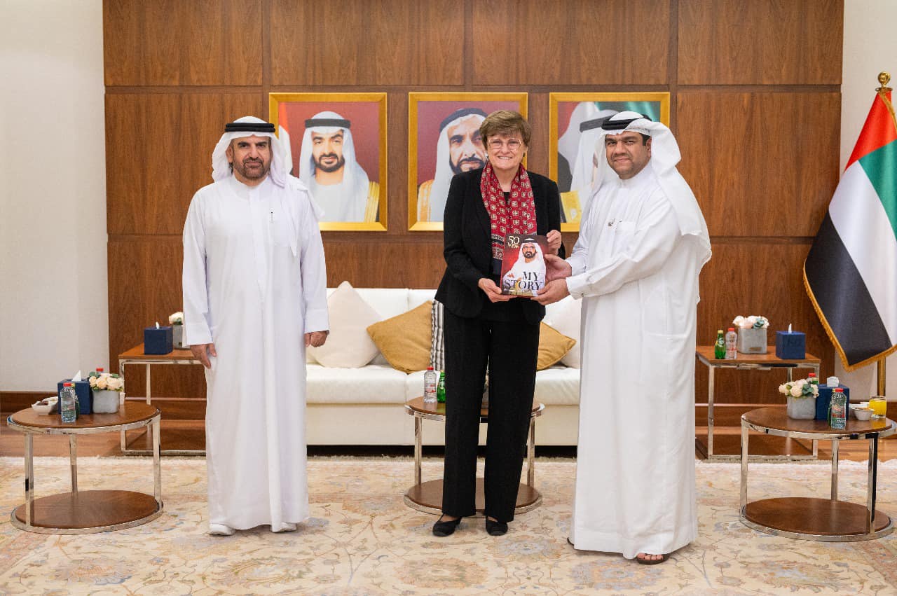 مؤسسة محمد بن راشد للمعرفة تهدي كتاب "قصتي.. 50 قصة في خمسين عاماً" للعلماء الثلاثة الفائزين بجائزة عام 2022