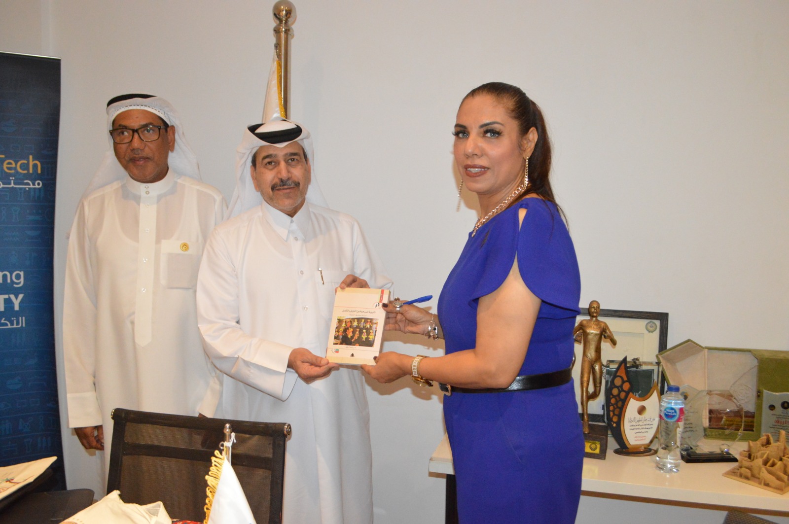 الدكتورة راندا رزق تهدي أعضاء الاتحاد العربي للعمل التطوعي كتاب "التربية المسرحية"