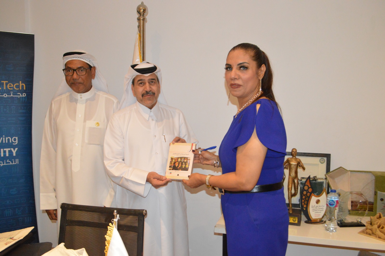 الدكتورة راندا رزق تهدي أعضاء الاتحاد العربي للعمل التطوعي كتاب "التربية المسرحية"