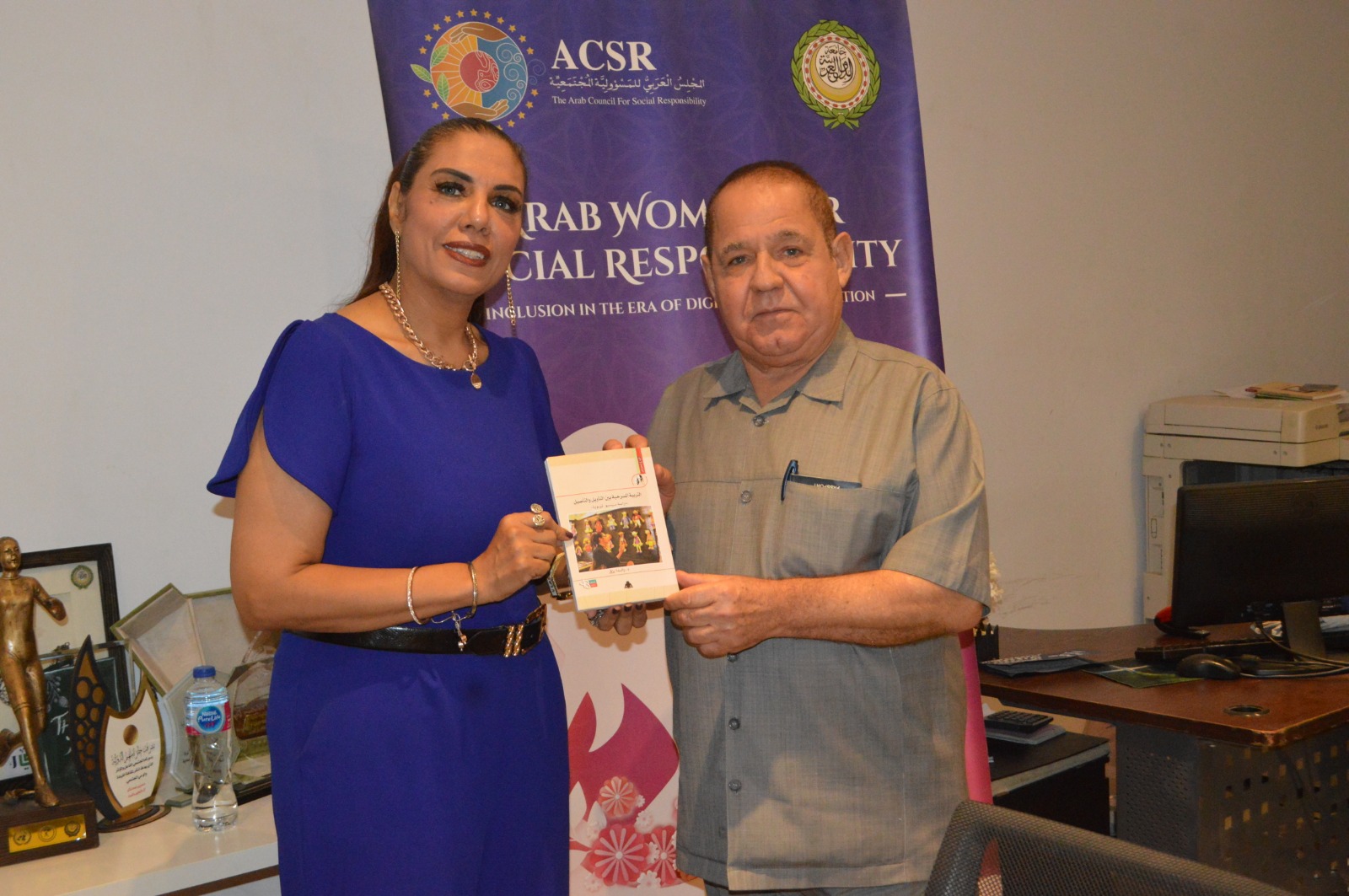 الدكتورة راندا رزق تهدي أعضاء الاتحاد العربي للعمل التطوعي كتاب "التربية المسرحية"