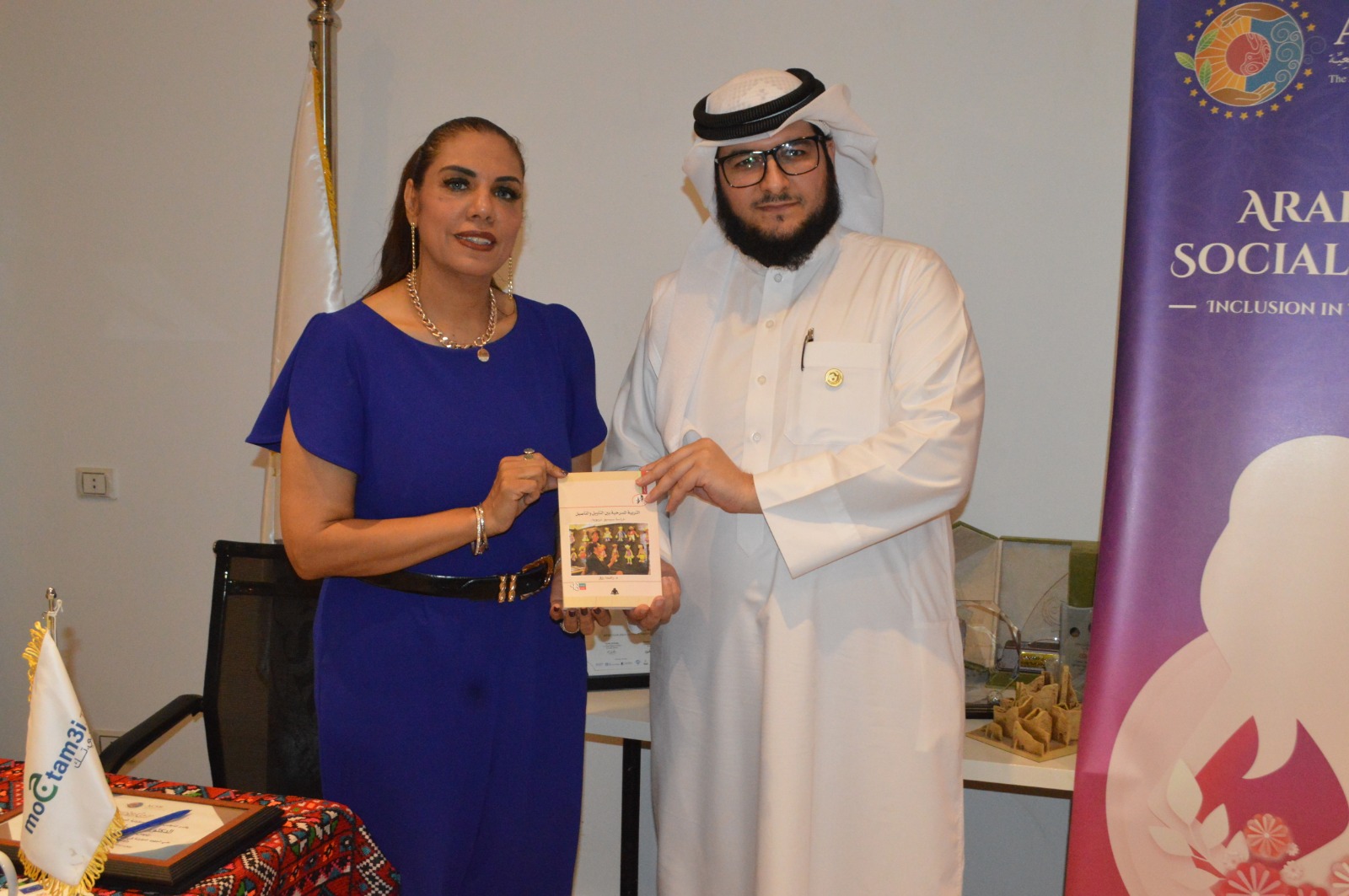 الدكتورة راندا رزق تهدي أعضاء الاتحاد العربي للعمل التطوعي كتاب "التربية المسرحية"