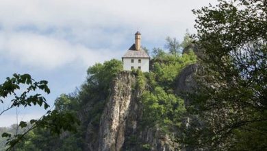 مسجد "كوشلات".. عجيبة مدينة زفورنيك شرق البوسنة والهرسك