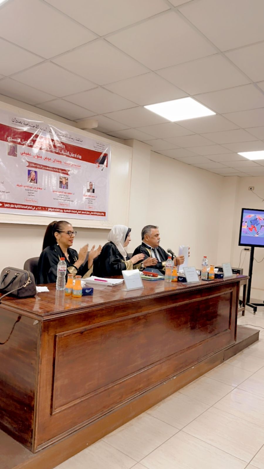 د. راندا رزق تشارك في مناقشة رسالة ماجستير حول إدمان الشباب للإنترنت وأثره على التواصل الأسري