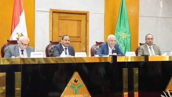 دقيقة حدادا على شهداء غزة في اجتماع مناقشة الأوضاع الإدارية للعاملين بجامعة المنوفية 1 دقيقة حدادا على شهداء غزة في اجتماع مناقشة الأوضاع الإدارية للعاملين بجامعة المنوفية