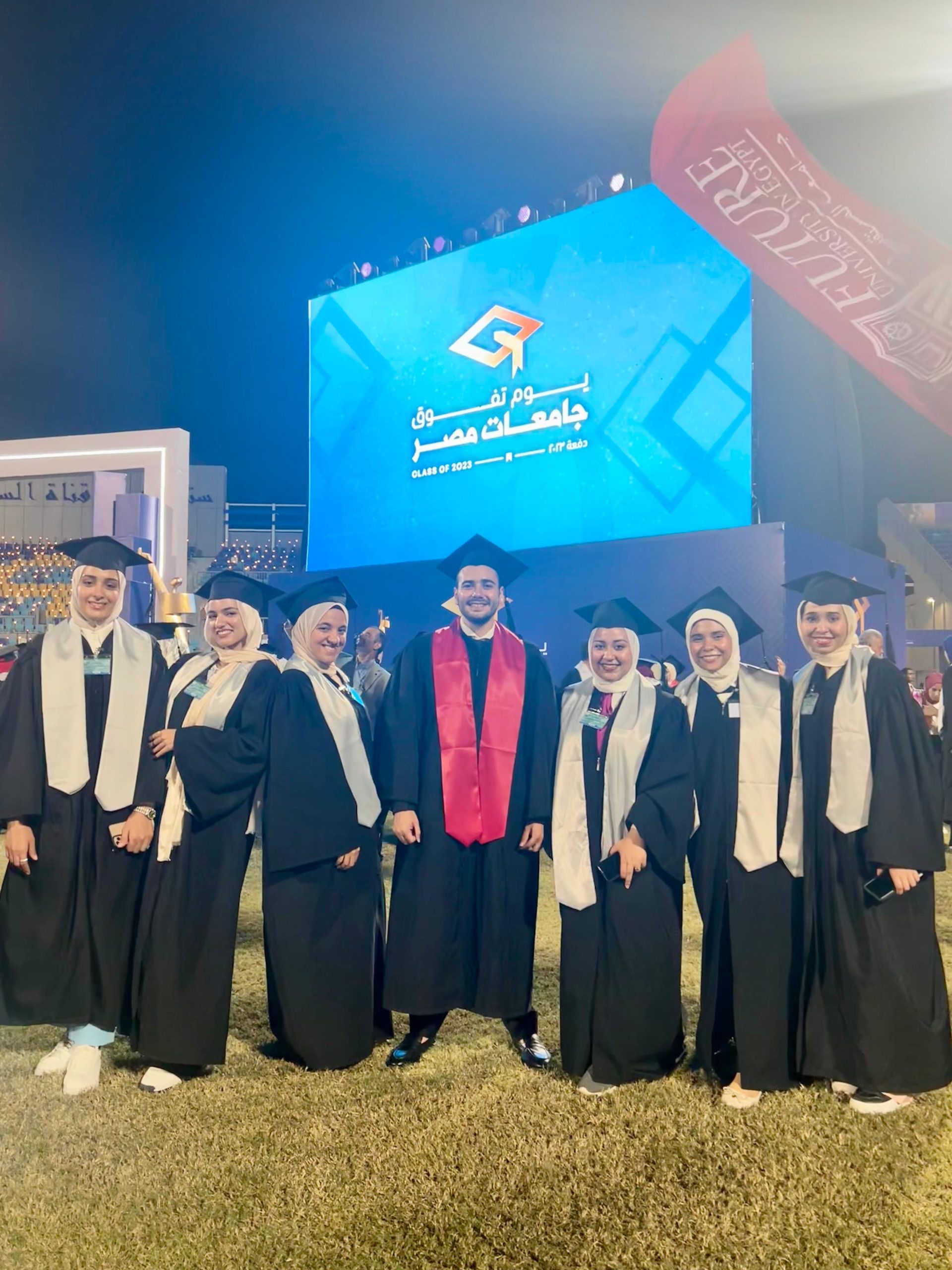 بالصور| السيسي يكرم عددًا من أوائل الخريجين بجامعة المستقبل