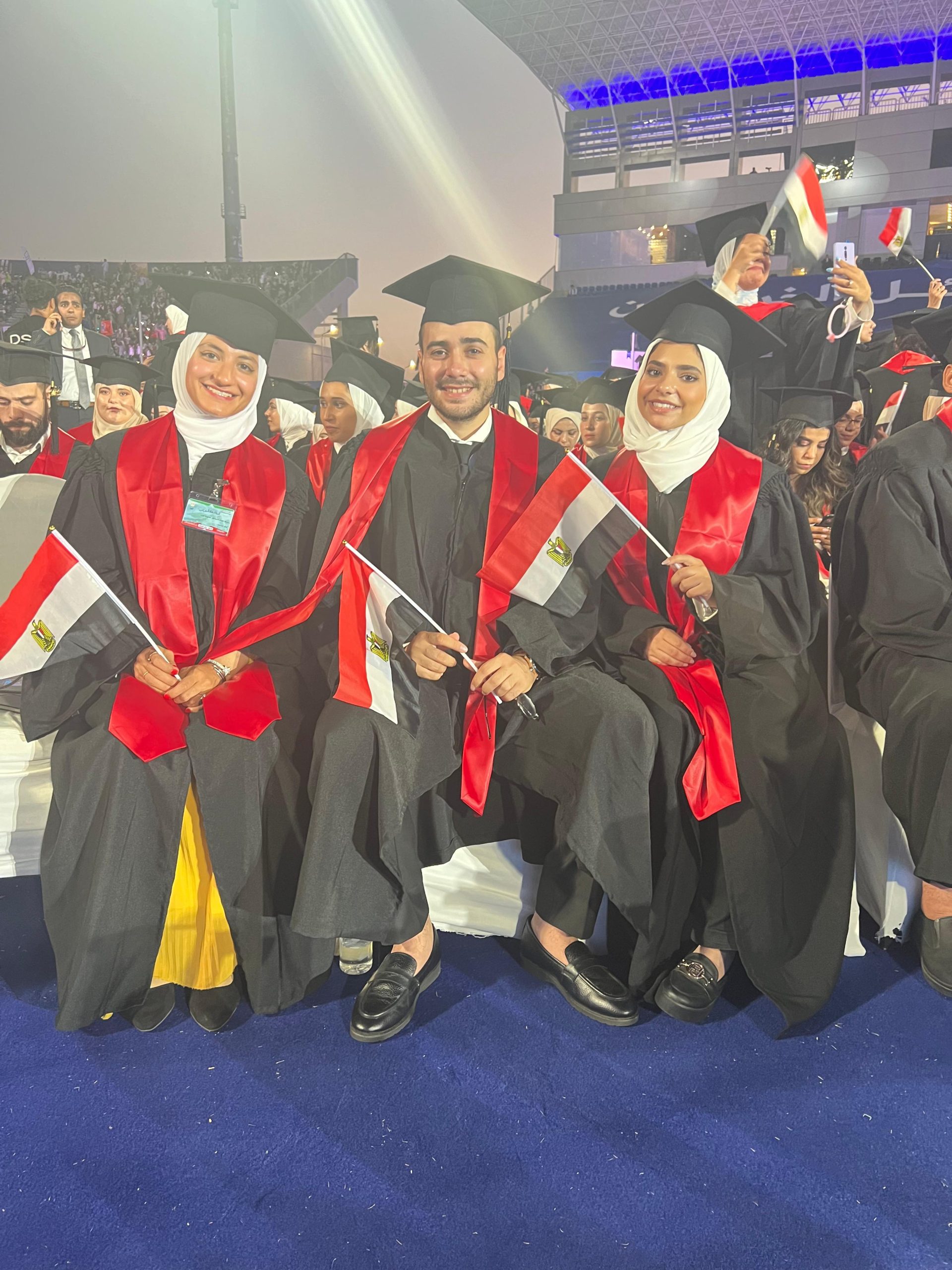 بالصور| السيسي يكرم عددًا من أوائل الخريجين بجامعة المستقبل