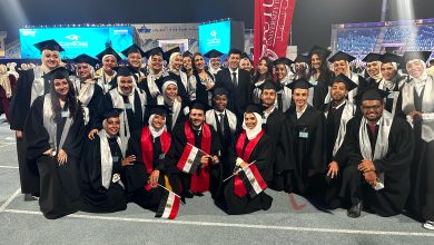 بالصور| السيسي يكرم عددًا من أوائل الخريجين بجامعة المستقبل