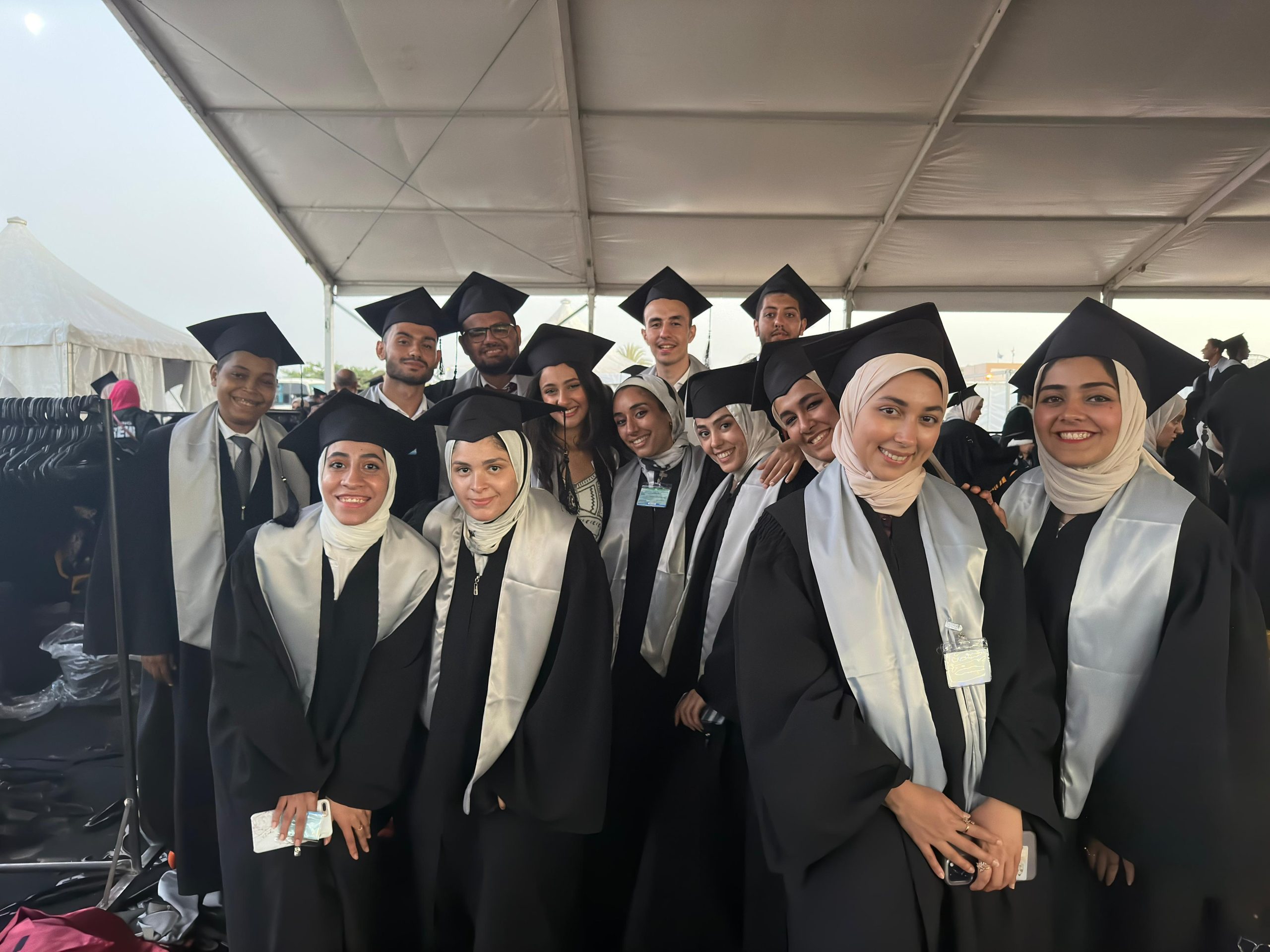 بالصور| السيسي يكرم عددًا من أوائل الخريجين بجامعة المستقبل