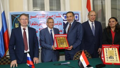 دار الهلال تمنح أمين عام جمعية الصداقة المصرية الروسية درع المؤسسة
