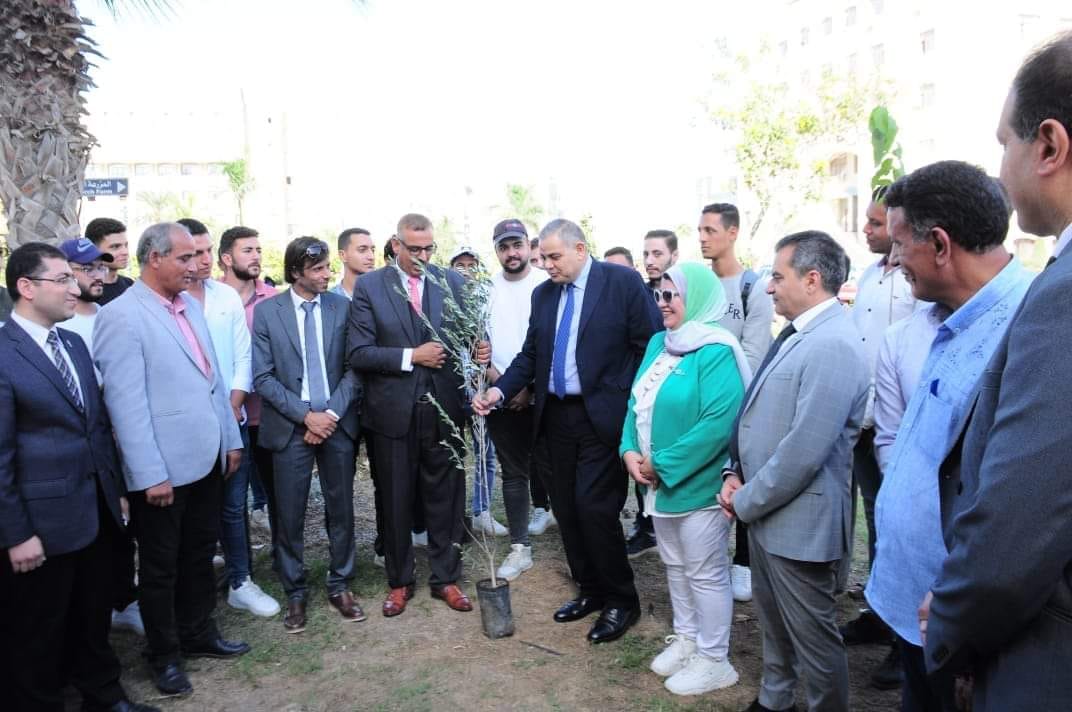 جامعة كفر الشيخ تكرم "مبادرة هنجملها"